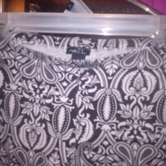 Rue 21 Women's SMALL Petite Stretch Pants black white print Pre Owned - Picture 3 of 4